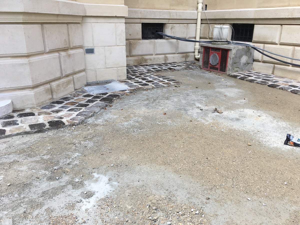 revers en pavés en périphérie du bâtiment à Pantin(93)